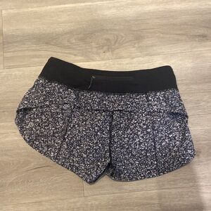 Lululemon Speed Short - 2 1/2"
Daisy Dust Alpine White Black / Black